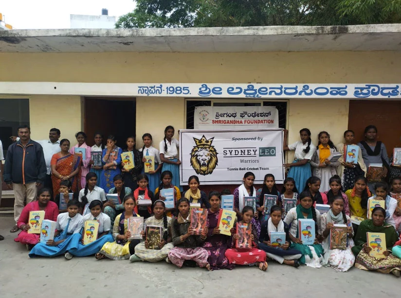 Kids receiving books